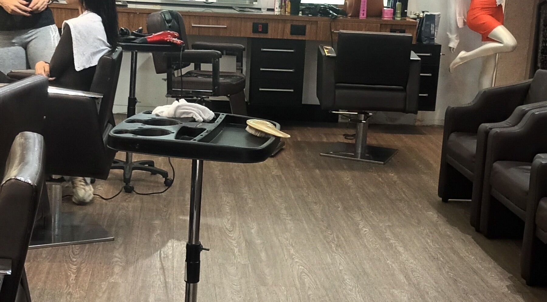 Interior do Carolina studio93, São Paulo, São Paulo, BR, mostrando poltronas e estação de beleza.