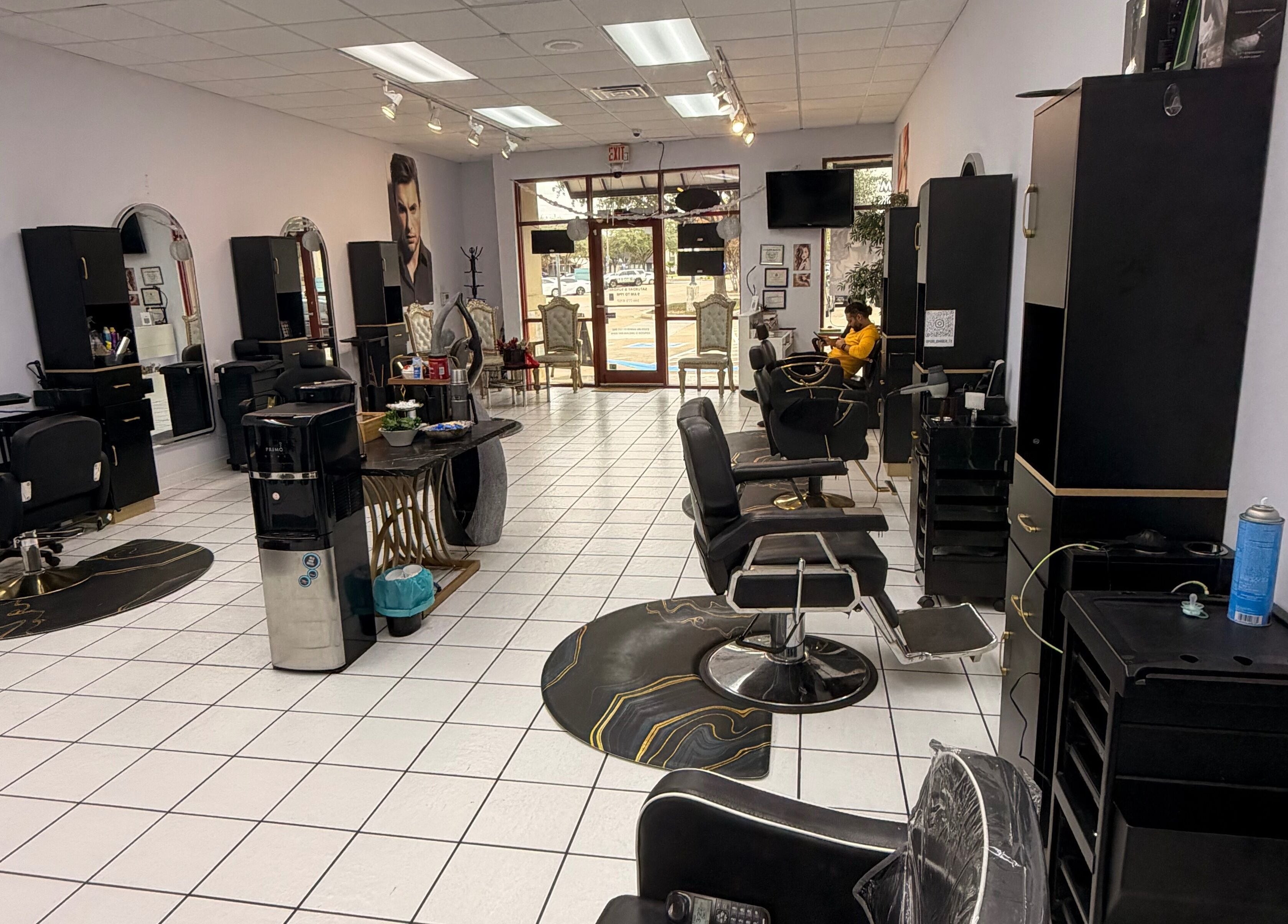 Spacious interior of Jasmine’s beauty salon in Houston, Texas, US featuring modern styling stations and sleek decor.