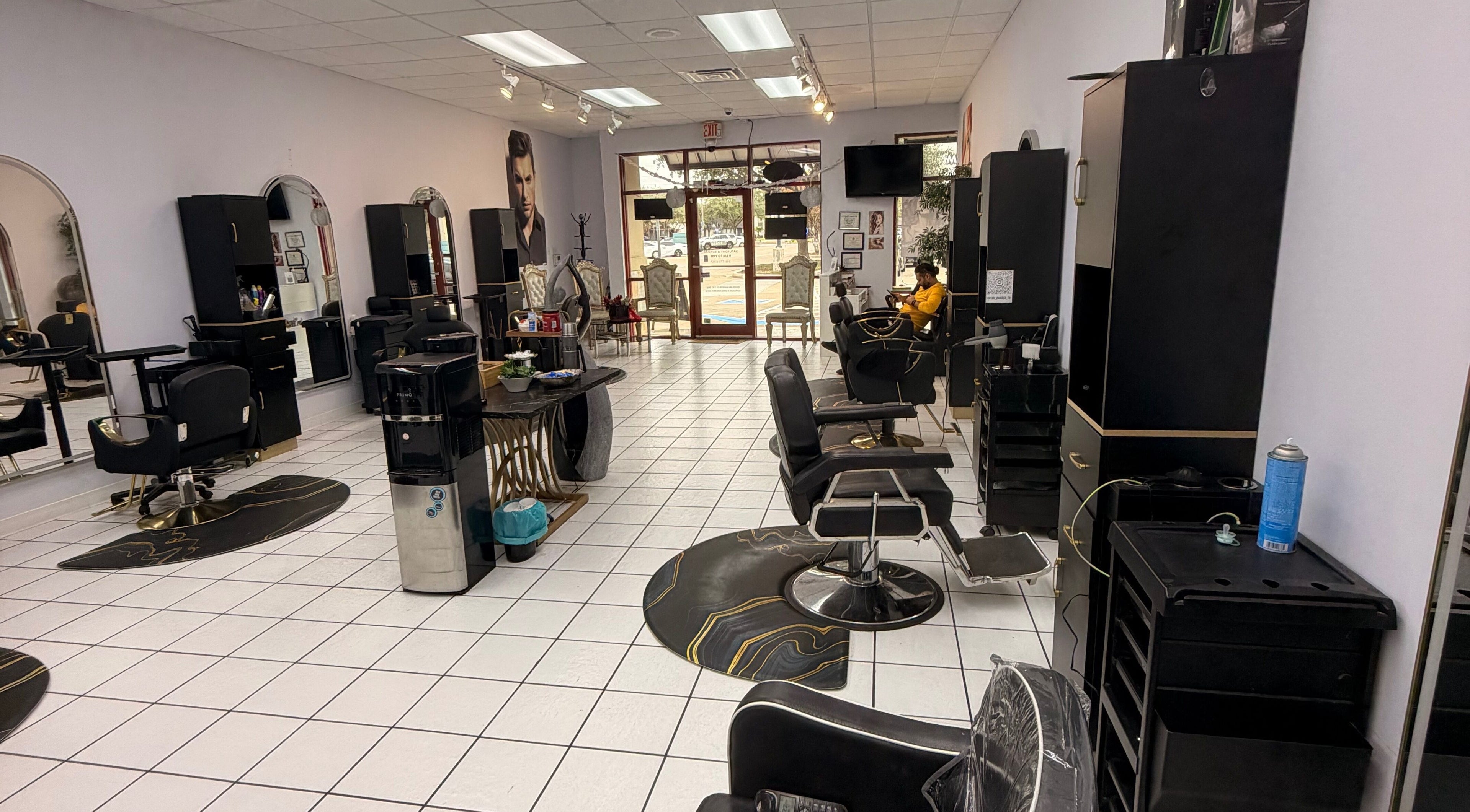 Spacious interior of Jasmine’s beauty salon in Houston, Texas, US featuring modern styling stations and sleek decor.
