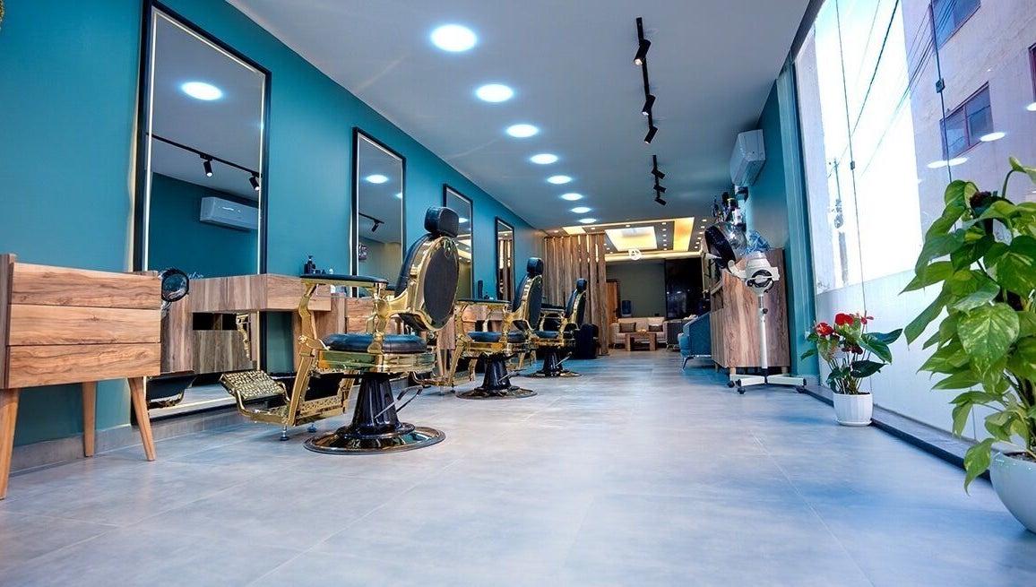 تصميم فاخر لصالون LE ELITE في عمان، محافظة عمان، الأردن، بمقاعد ذهبية ومناظر أنيقة.