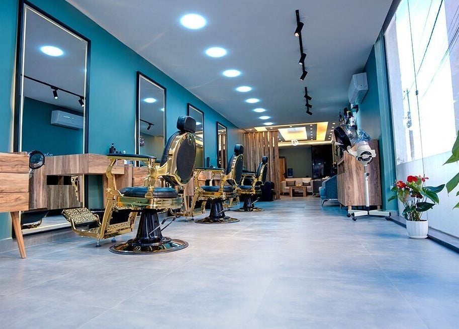 تصميم فاخر لصالون LE ELITE في عمان، محافظة عمان، الأردن، بمقاعد ذهبية ومناظر أنيقة.