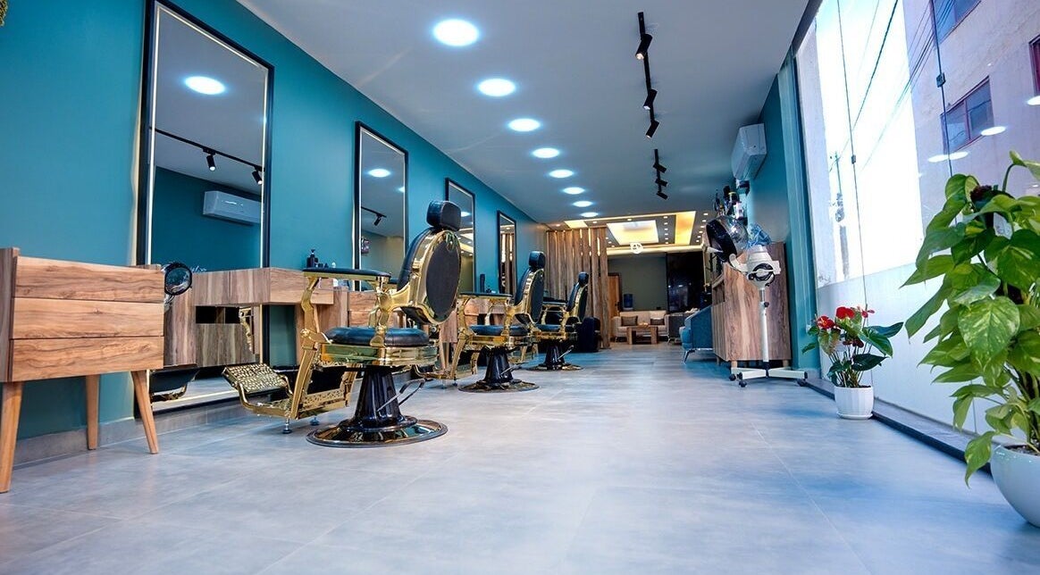 تصميم فاخر لصالون LE ELITE في عمان، محافظة عمان، الأردن، بمقاعد ذهبية ومناظر أنيقة.