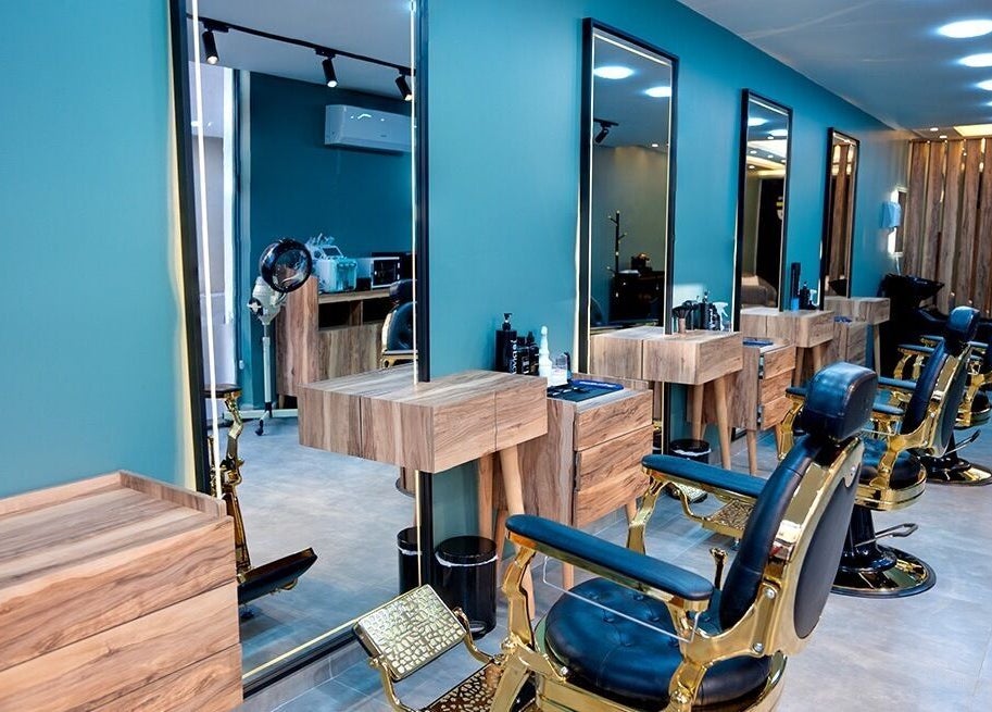 داخل صالون LE ELITE الفاخر في عمان، عمان، JO بتصميم خشبي عصري ومقاعد مريحة.