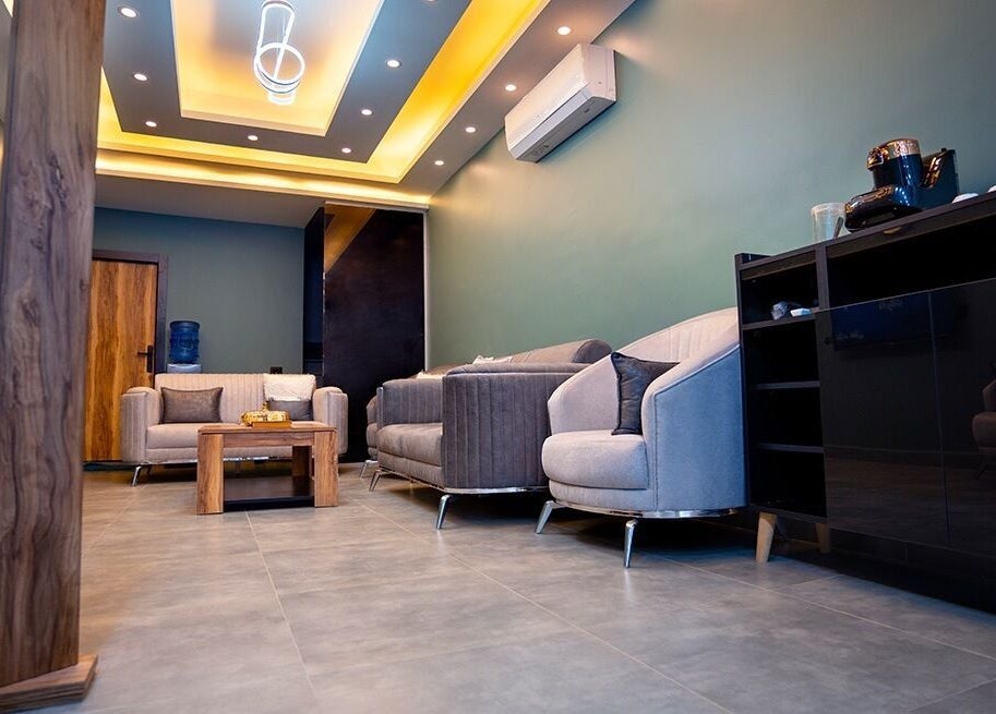 صالة استقبال أنيقة في LE ELITE، عمان، عمان، JO تعكس فخامة وراحة المكان.