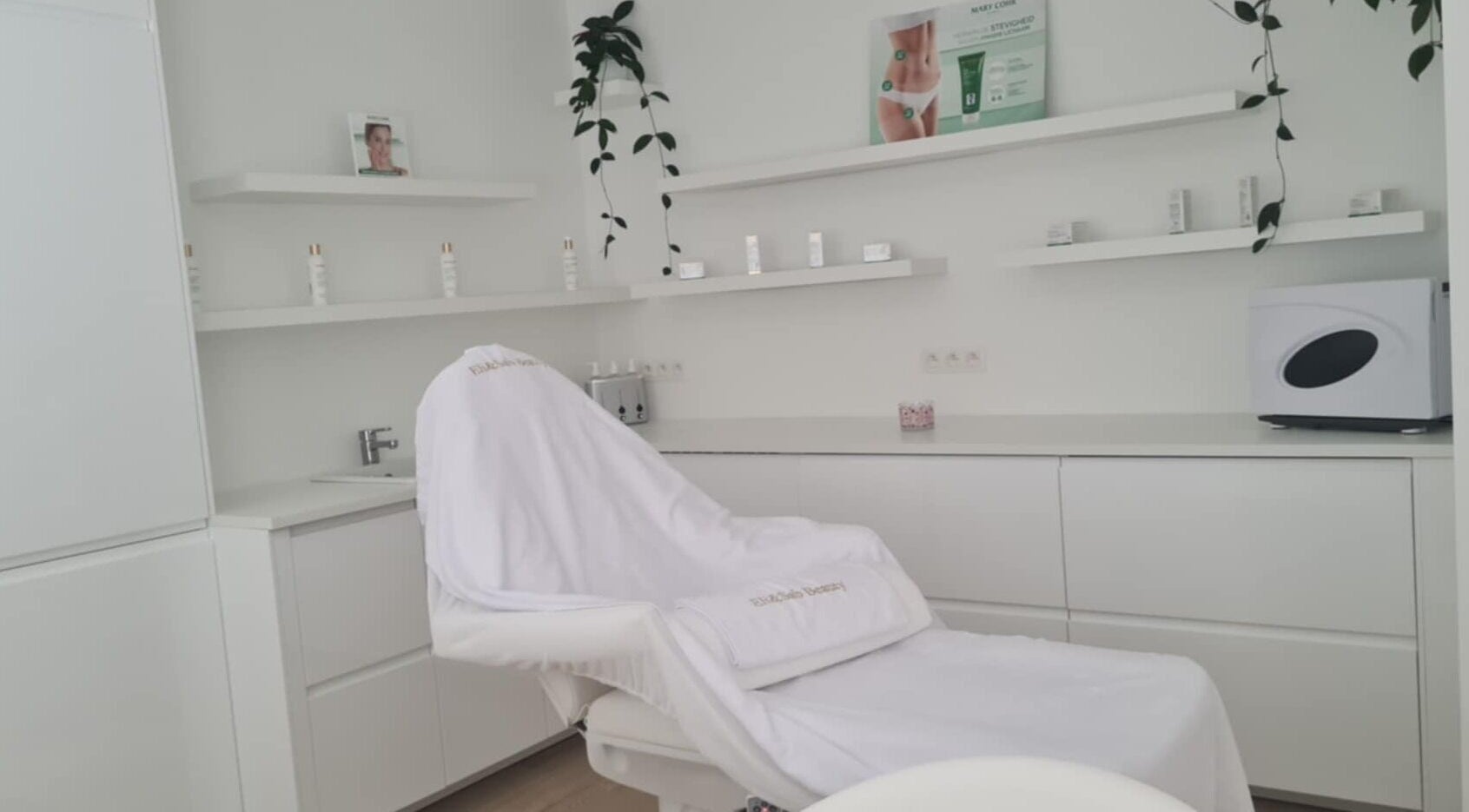 Moderne behandelkamer bij Eli&Sab Beauty By Valey in Rotselaar, Vlaanderen, BE, met elegante inrichting.