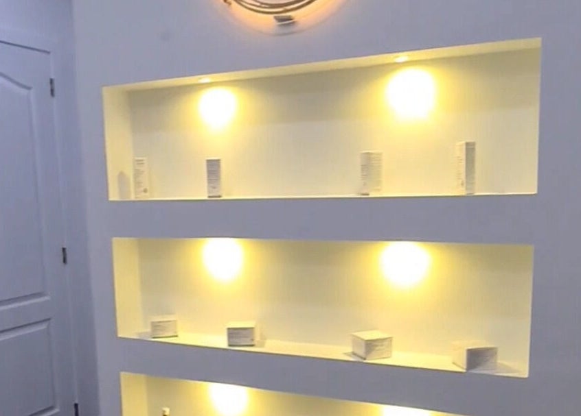 Verlichte schappen in Eli&Sab Beauty By Valey in Rotselaar, Vlaanderen, BE met producten.