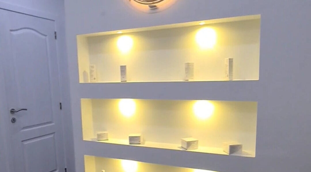 Verlichte schappen in Eli&Sab Beauty By Valey in Rotselaar, Vlaanderen, BE met producten.