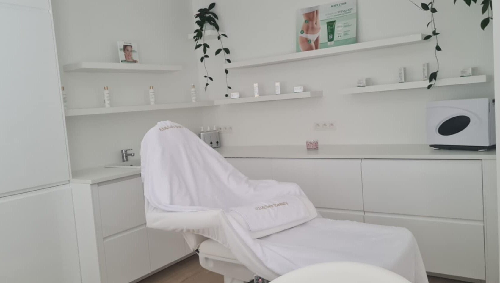 Eli&Sab Beauty By Valey-salon in Rotselaar, Vlaanderen, BE met een moderne witte behandelstoel.