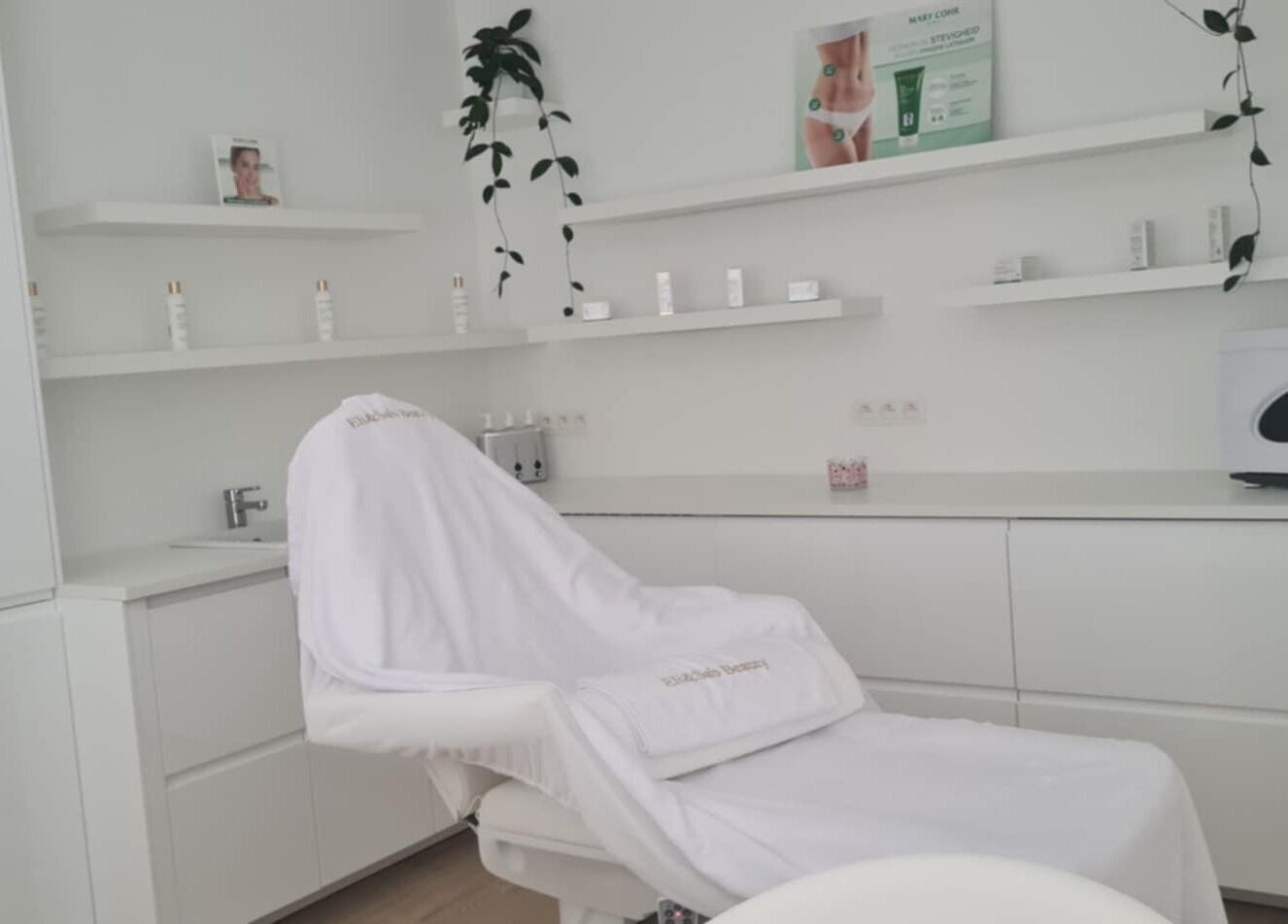 Eli&Sab Beauty By Valey-salon in Rotselaar, Vlaanderen, BE met een moderne witte behandelstoel.