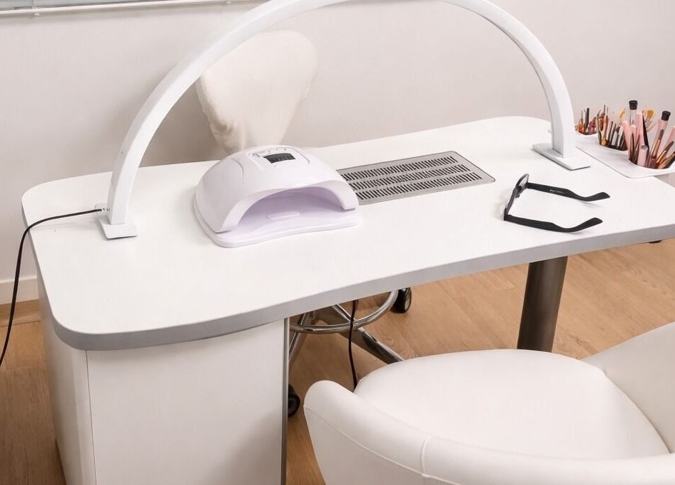 Elegante nageltafel bij Eli&Sab Beauty By Valey in Rotselaar, Vlaanderen, BE met tools en apparatuur.