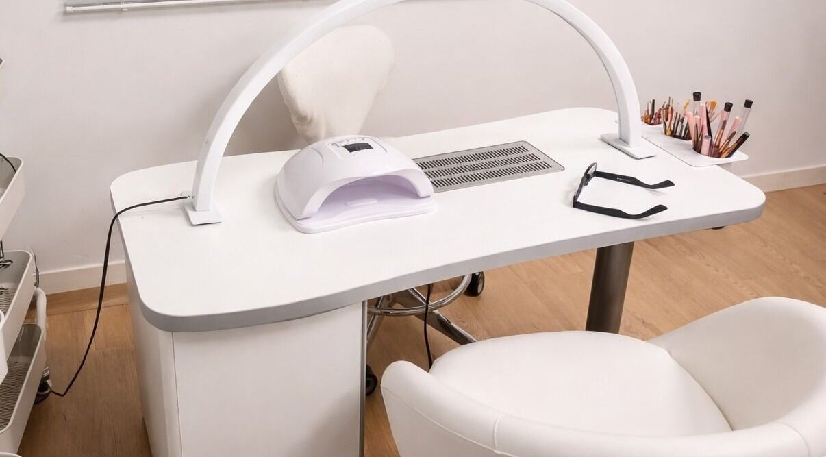 Elegante nageltafel bij Eli&Sab Beauty By Valey in Rotselaar, Vlaanderen, BE met tools en apparatuur.