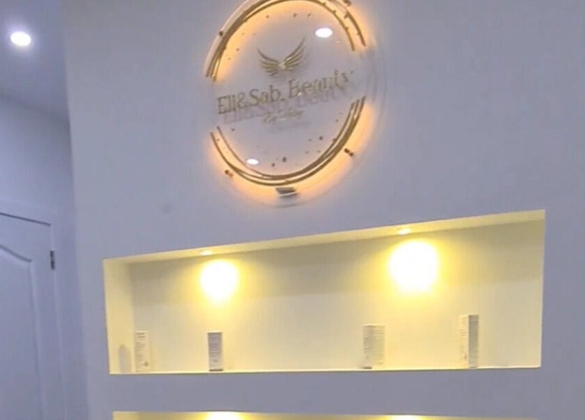 Verlichte display bij Eli&Sab Beauty By Valey, Rotselaar, Vlaanderen, BE met elegant decor.