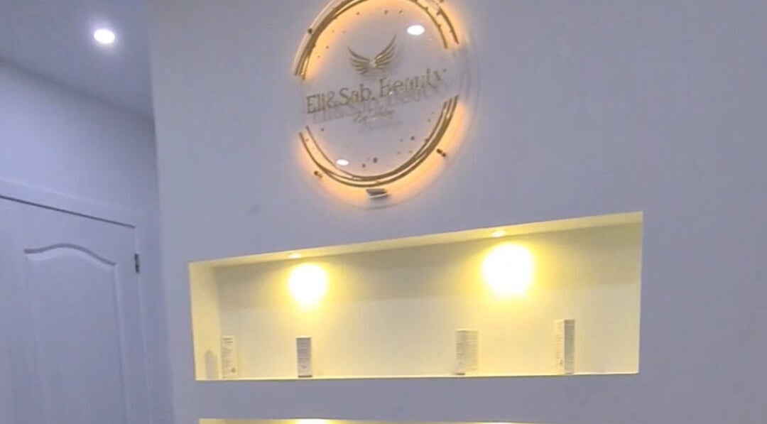 Verlichte display bij Eli&Sab Beauty By Valey, Rotselaar, Vlaanderen, BE met elegant decor.