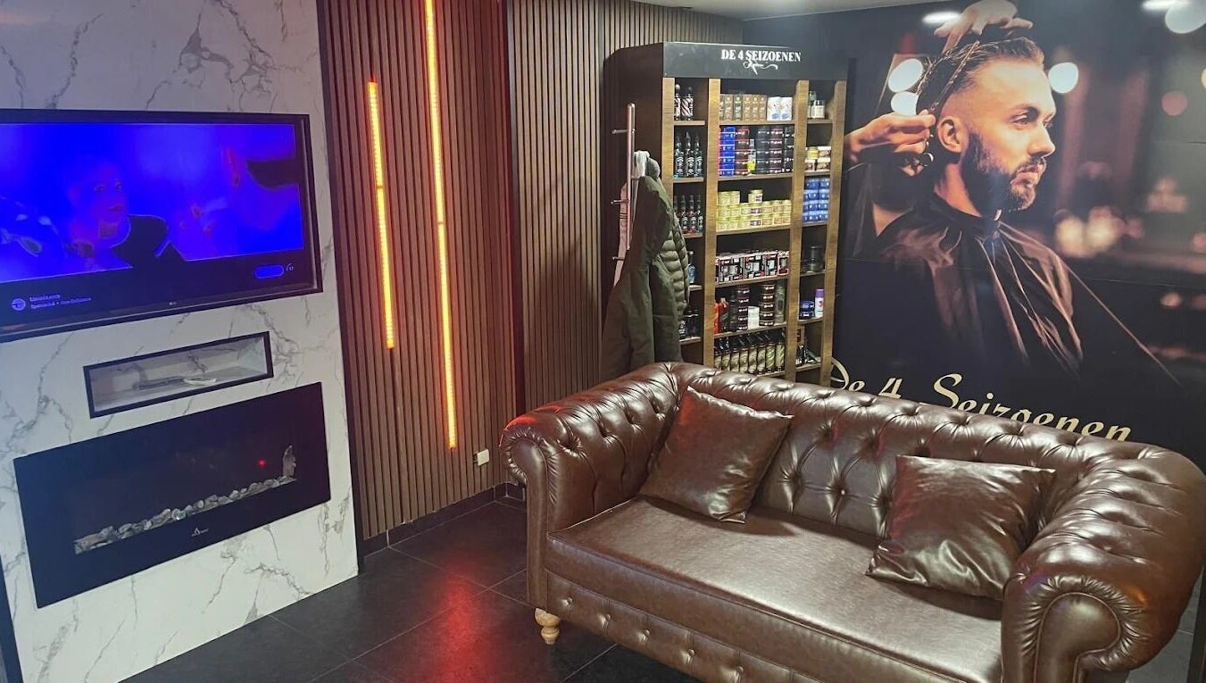 Intérieur élégant de De4seizoenen à Halle, Vlaanderen, BE avec canapé en cuir et éclairage moderne.