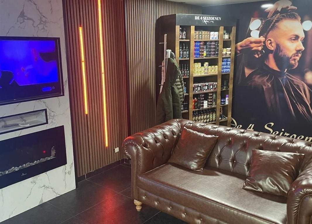 Intérieur élégant de De4seizoenen à Halle, Vlaanderen, BE avec canapé en cuir et éclairage moderne.