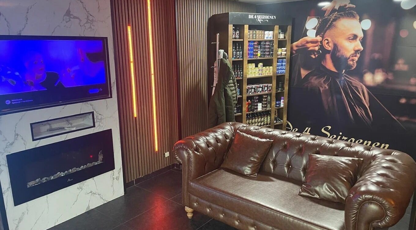 Intérieur élégant de De4seizoenen à Halle, Vlaanderen, BE avec canapé en cuir et éclairage moderne.