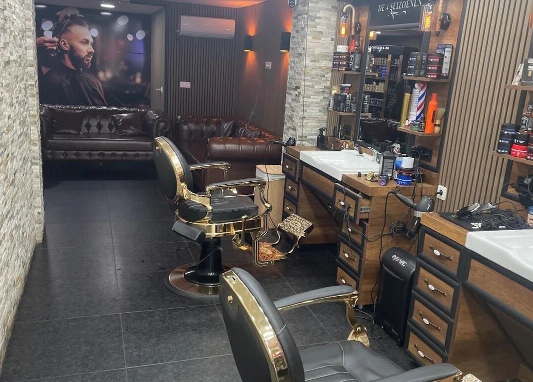 Intérieur chic de De4seizoenen à Halle, Vlaanderen, BE, avec fauteuils luxueux et décor moderne.