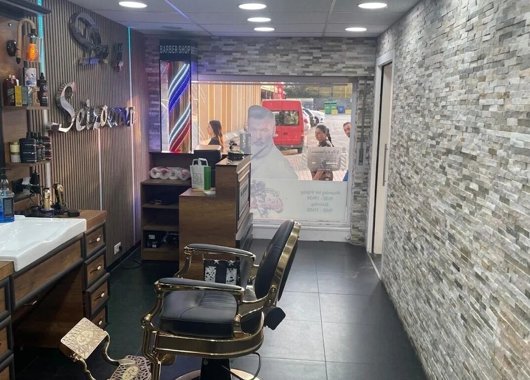 Intérieur stylé de De4seizoenen à Halle, Vlaanderen, BE avec fauteuil barbier et décor moderne.