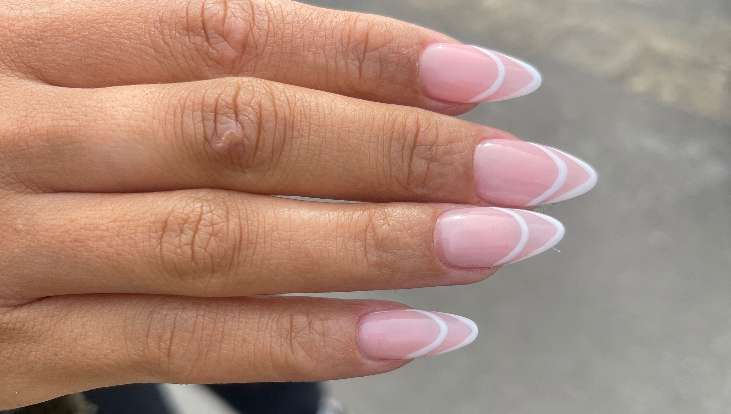 Manucure élégante à Jade beauty studio, Cesson, Île-de-France, FR, avec vernis rose et design blanc.