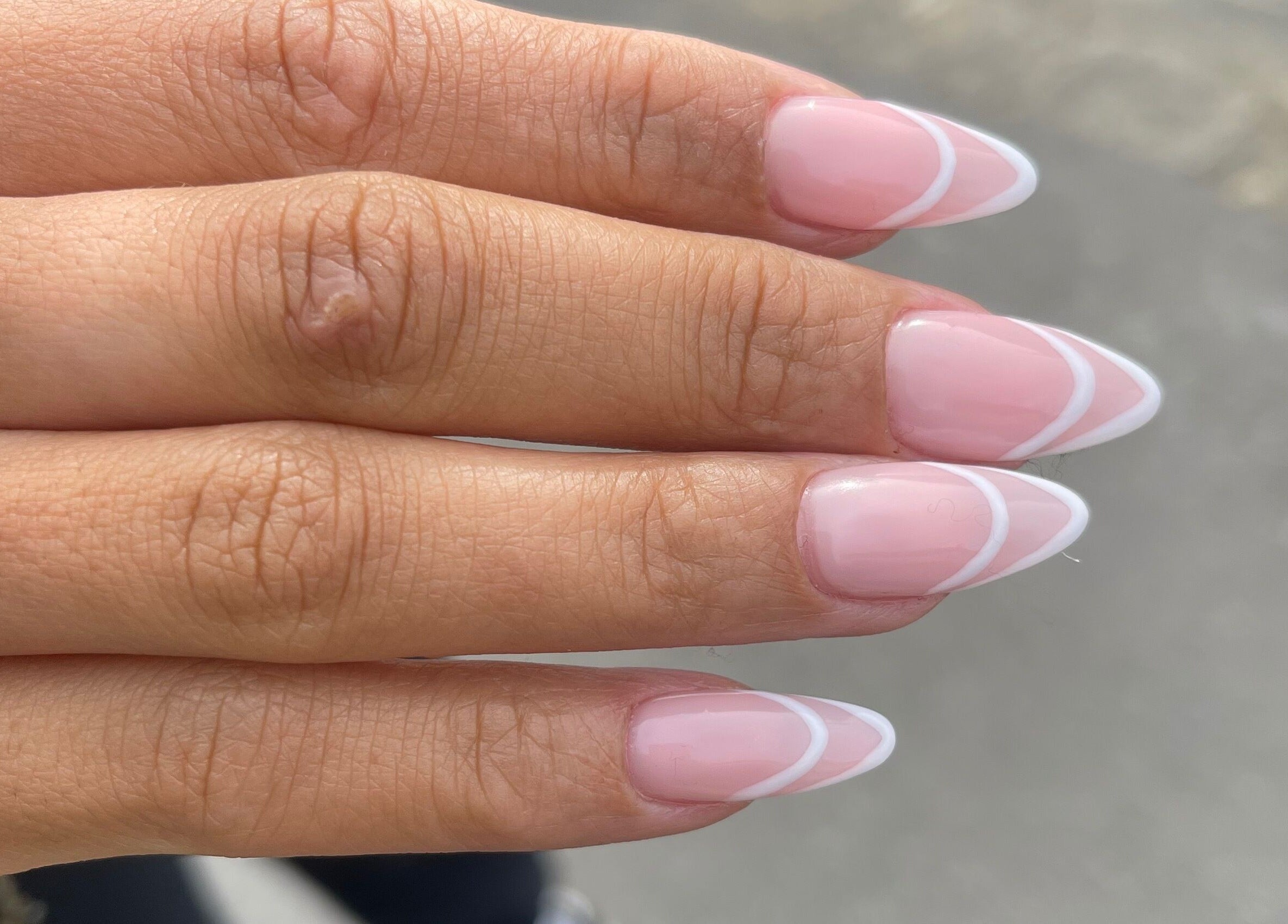 Manucure élégante à Jade beauty studio, Cesson, Île-de-France, FR, avec vernis rose et design blanc.