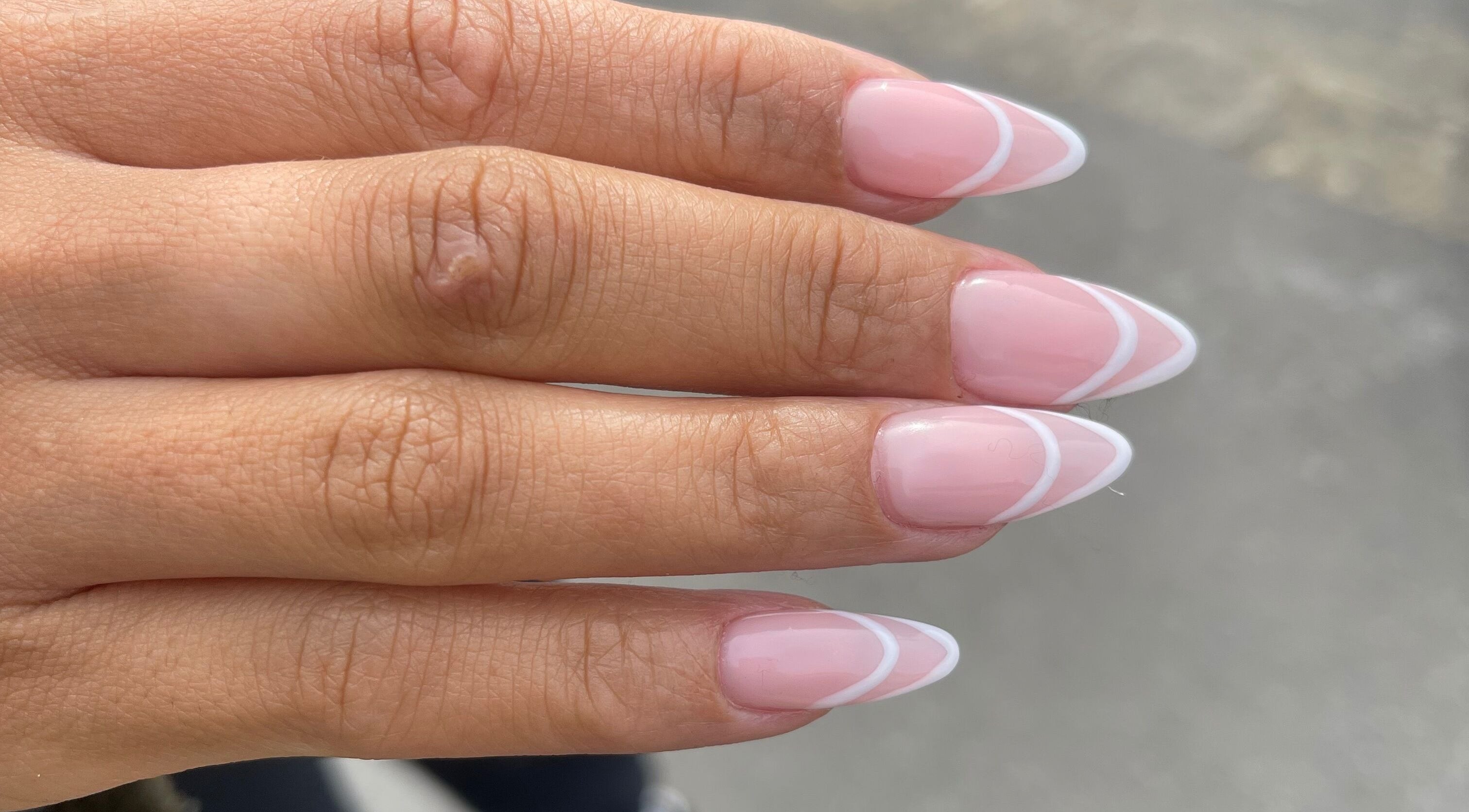 Manucure élégante à Jade beauty studio, Cesson, Île-de-France, FR, avec vernis rose et design blanc.