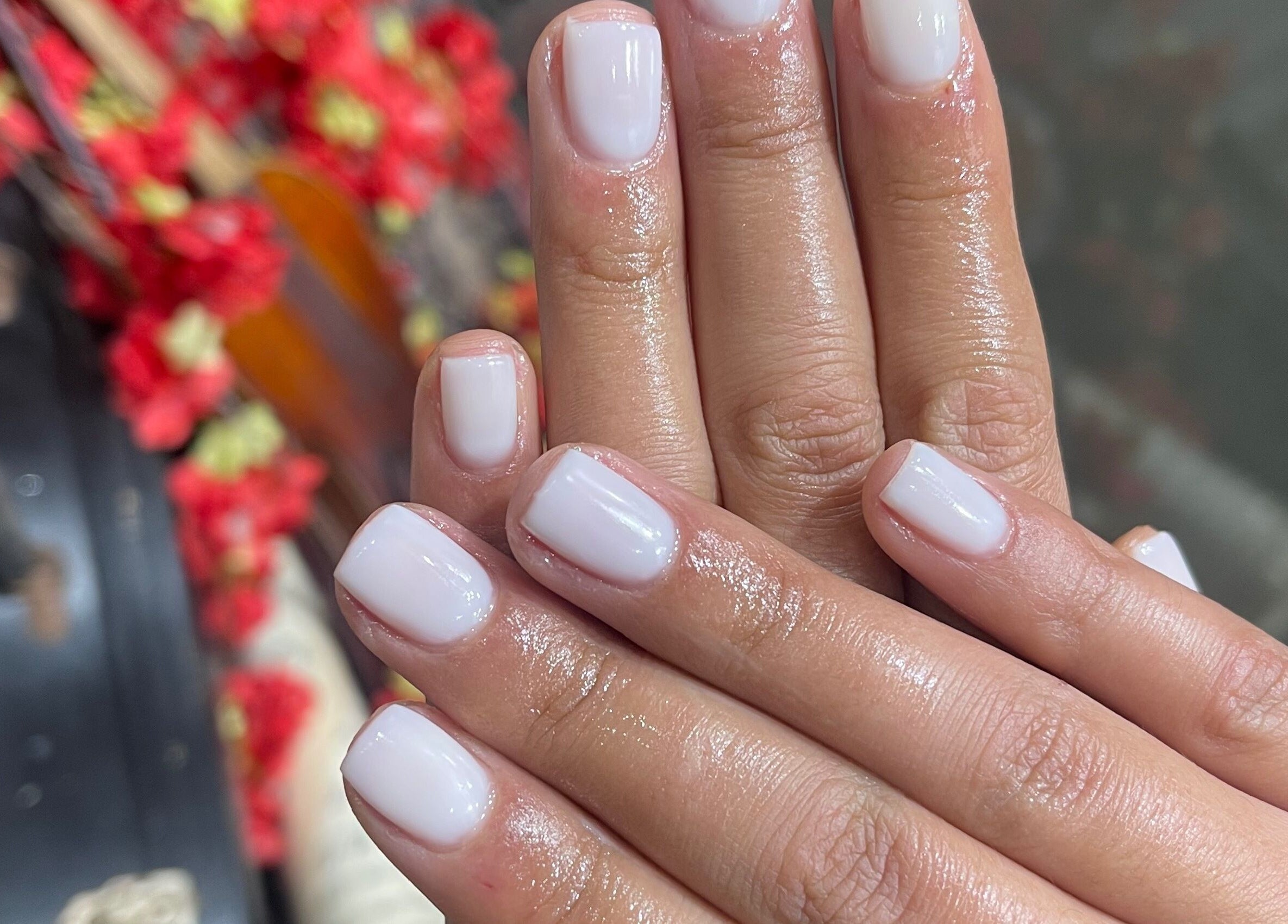 Vernis blanc élégant sur ongles à Jade beauty studio, Cesson, Île-de-France, FR.