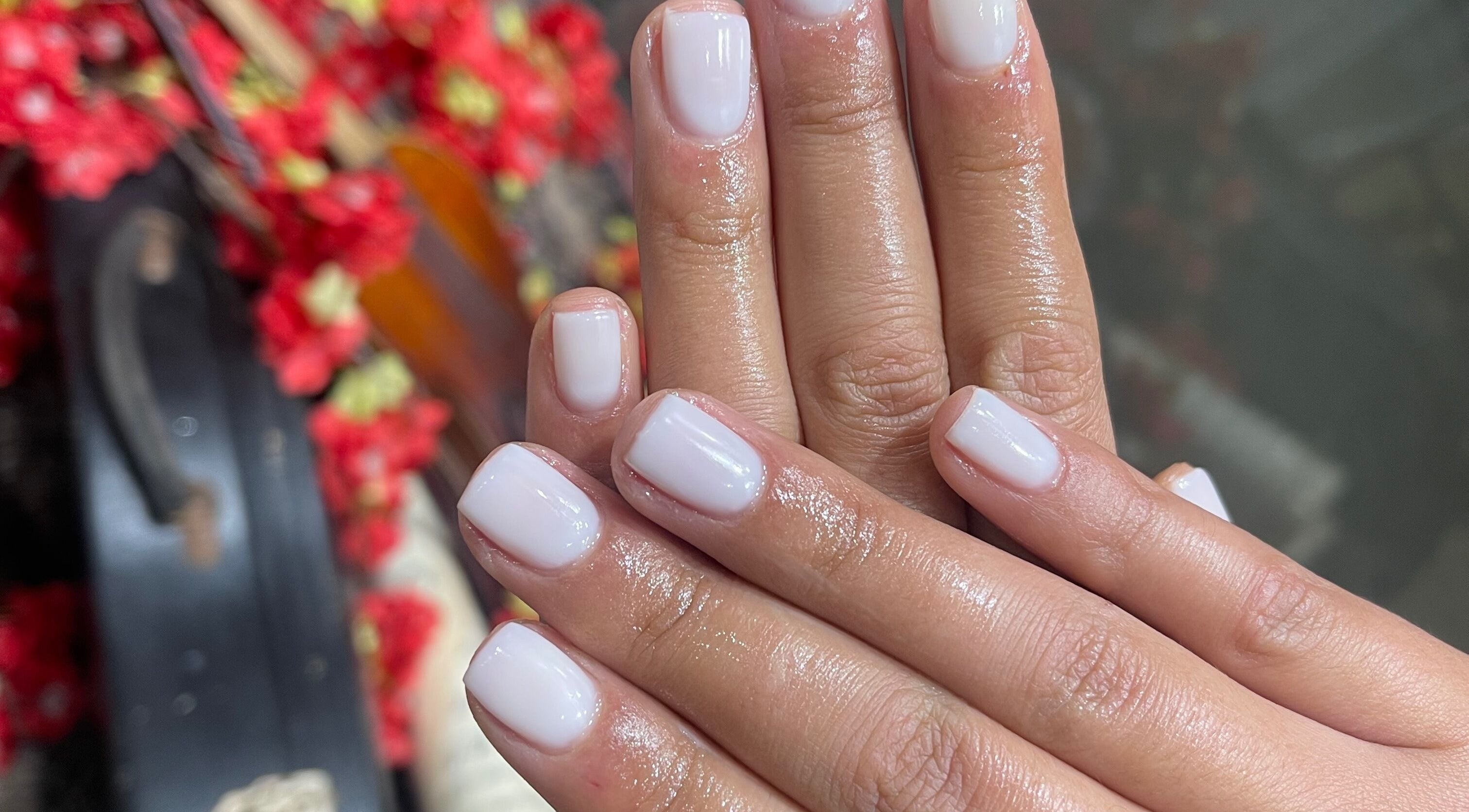 Vernis blanc élégant sur ongles à Jade beauty studio, Cesson, Île-de-France, FR.