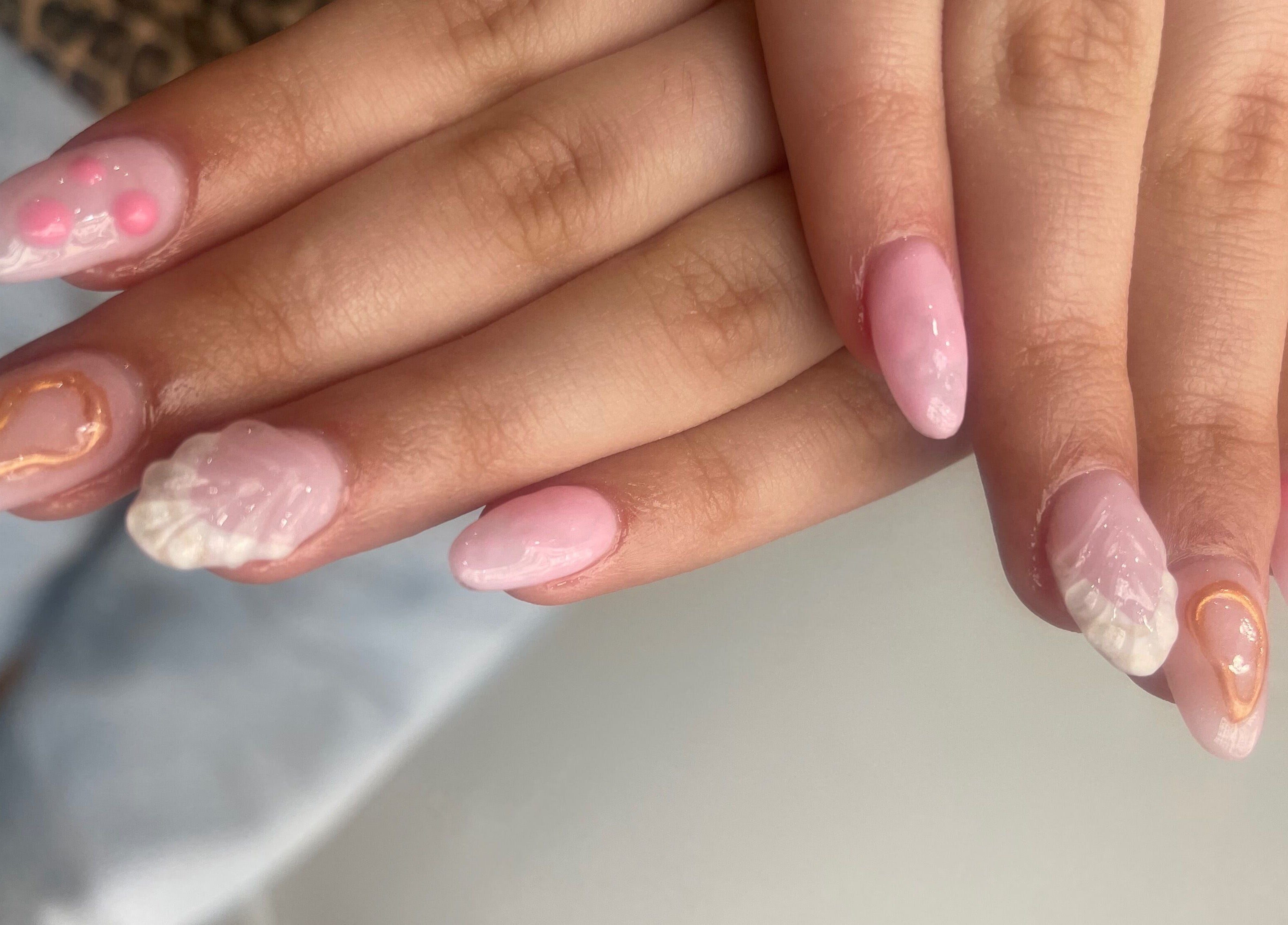 Ongles décoratifs rose sophistiqués à Jade beauty studio, Cesson, Île-de-france, FR.