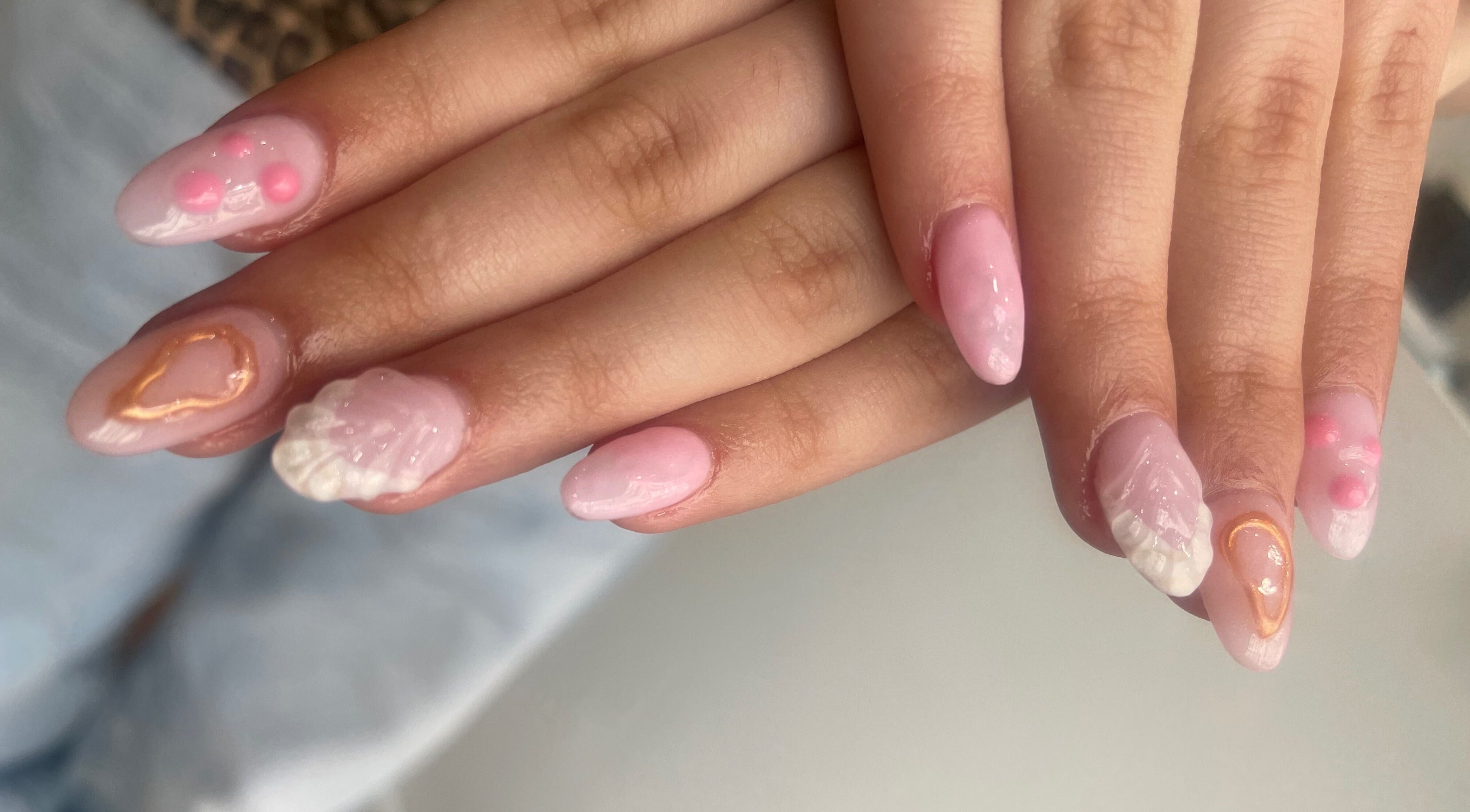 Ongles décoratifs rose sophistiqués à Jade beauty studio, Cesson, Île-de-france, FR.