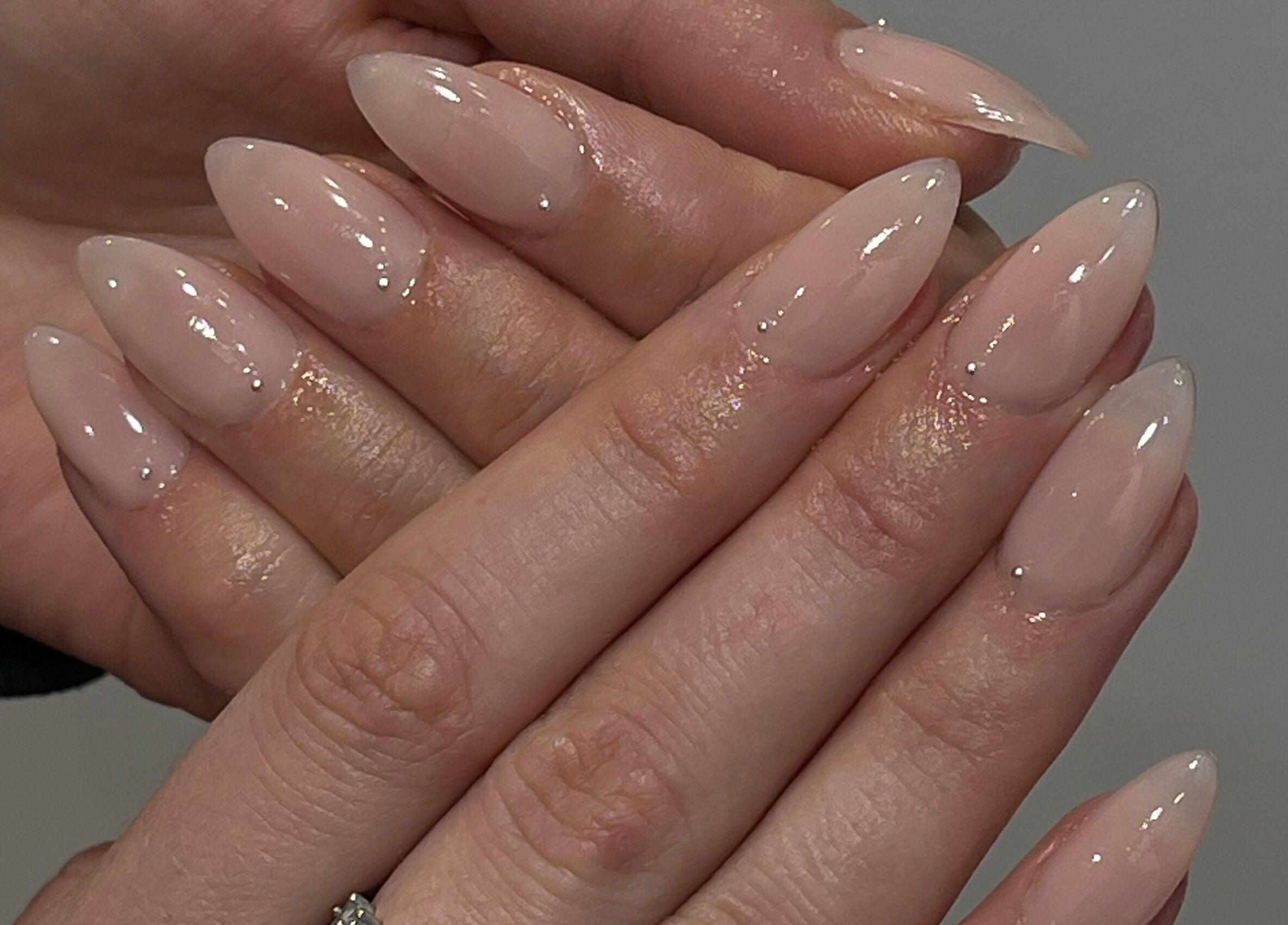 Manucure élégante vernis nude à Jade beauty studio, Cesson, Île-de-France, FR.