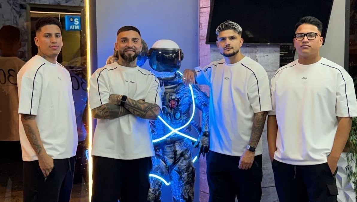 Equipo de barberos en 305 Barberia, València, Comunidad Valenciana, ES con decoración futurista.