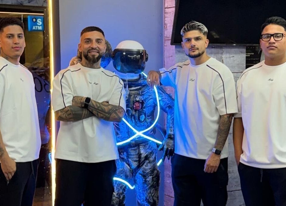 Equipo de barberos en 305 Barberia, València, Comunidad Valenciana, ES con decoración futurista.