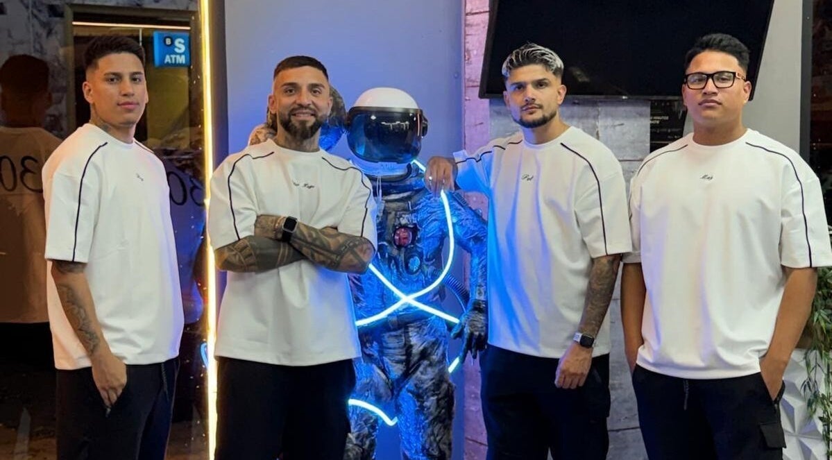 Equipo de barberos en 305 Barberia, València, Comunidad Valenciana, ES con decoración futurista.