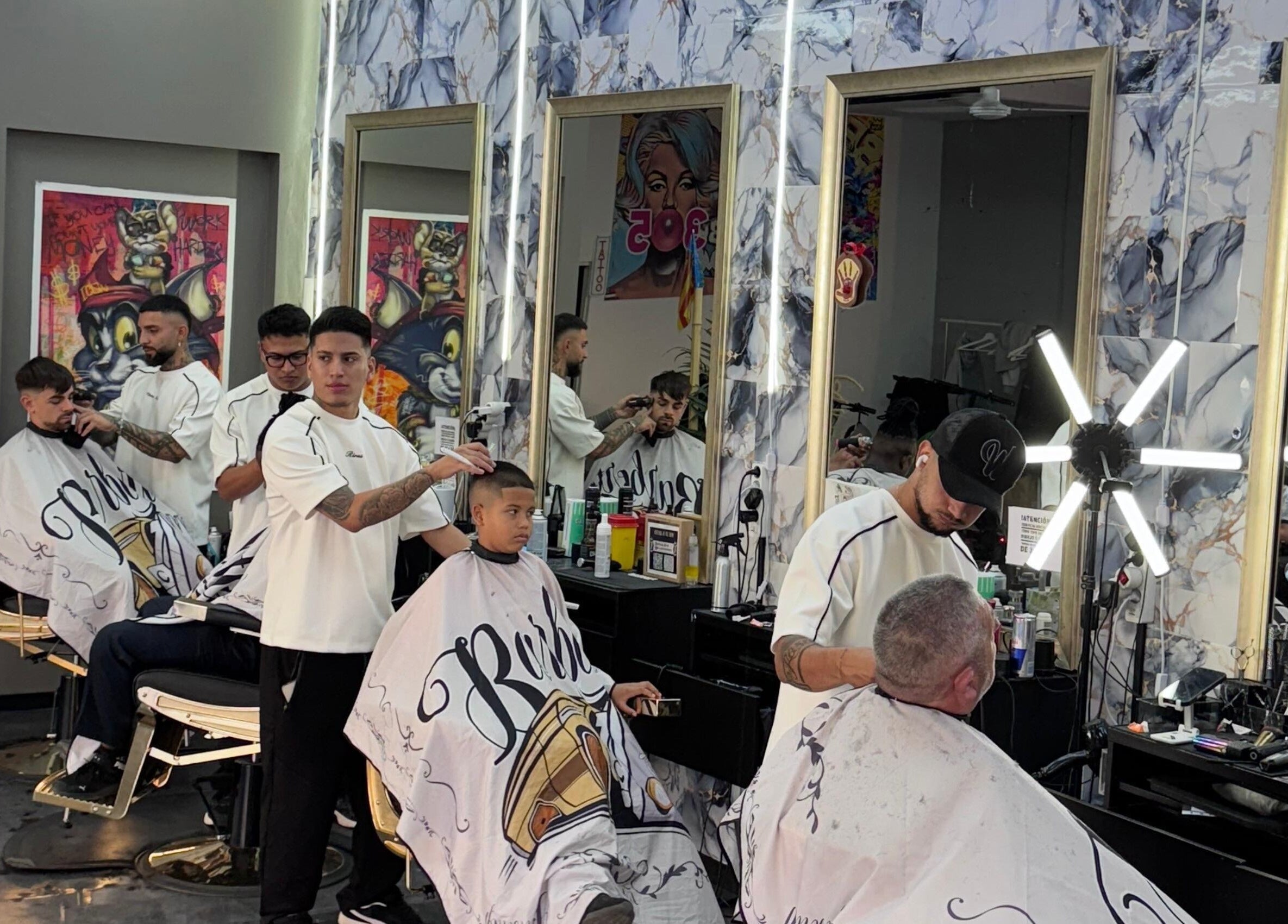 Interior concurrido de 305 Barberia en València, Comunidad Valenciana, ES, mostrando cortes de cabello profesional.