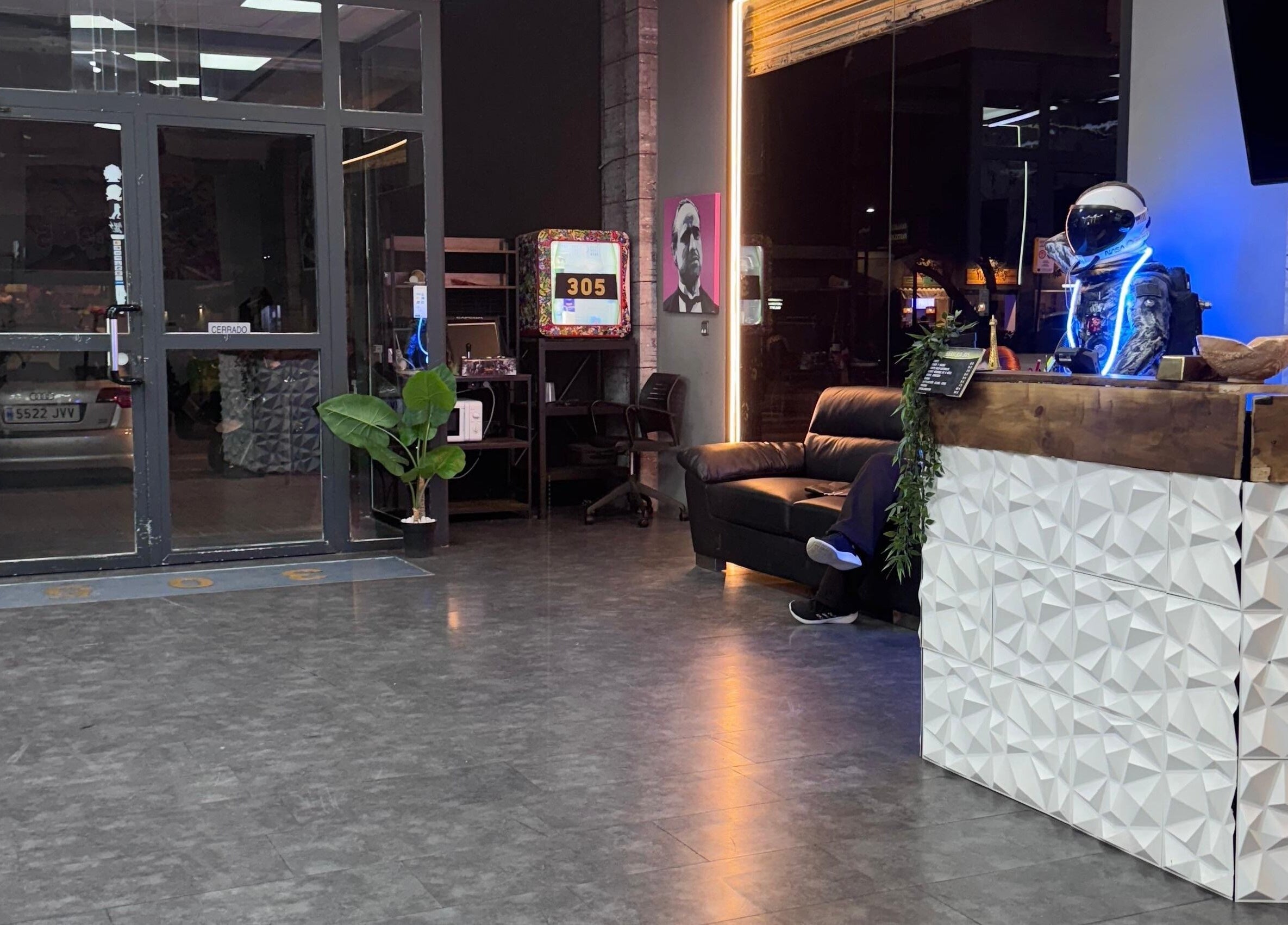 Recepción moderna en 305 Barberia, València, Comunidad Valenciana, ES con decoración creativa y cómoda sala de espera.