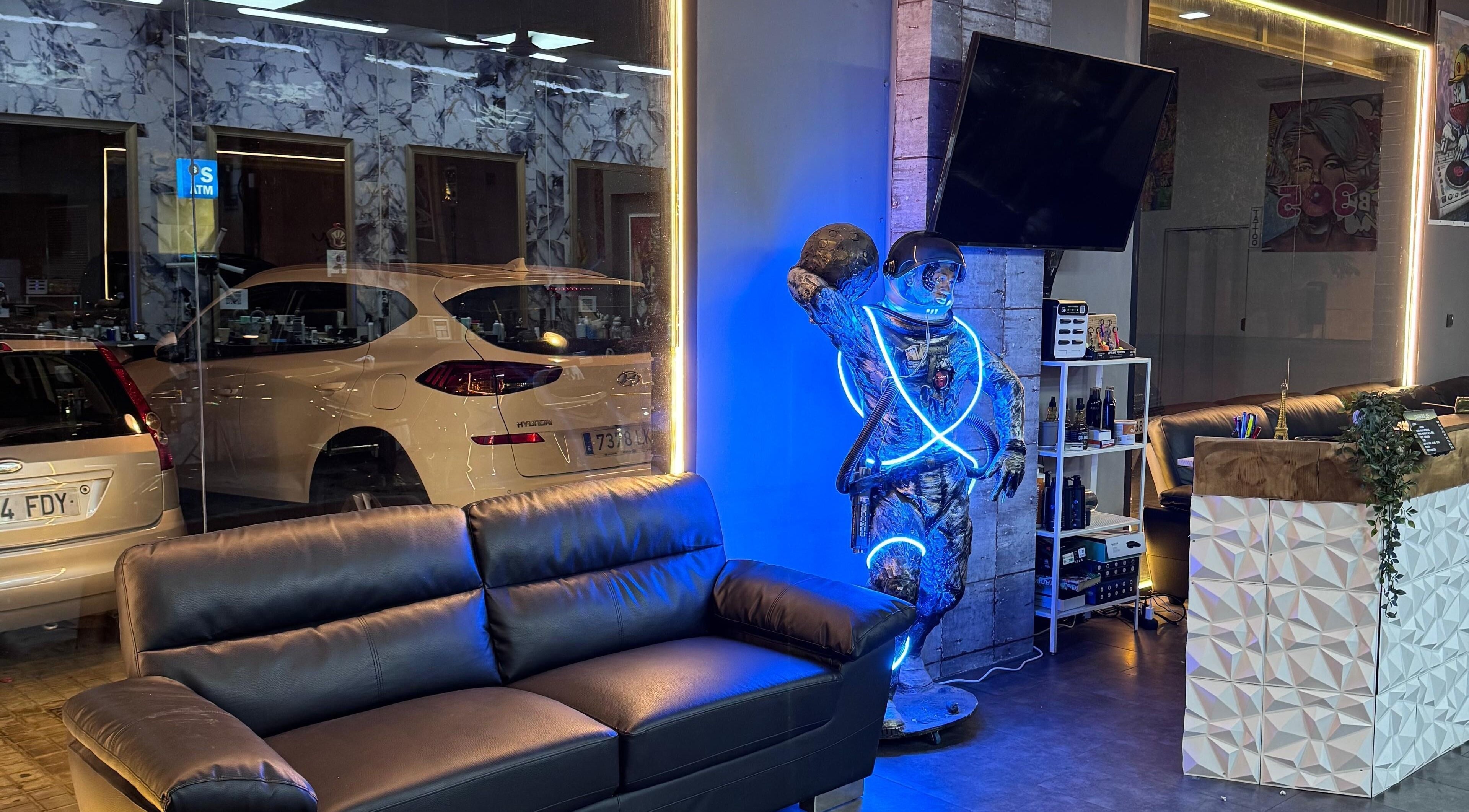 Sofá moderno y figura de astronauta en 305 Barberia, València, Comunidad Valenciana, ES.