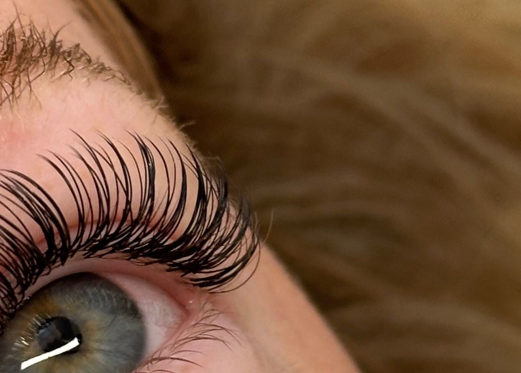 Extension de cils luxueuse à Jeanne, Amiens, Hauts-de-France, FR. Regard captivant et élégant.