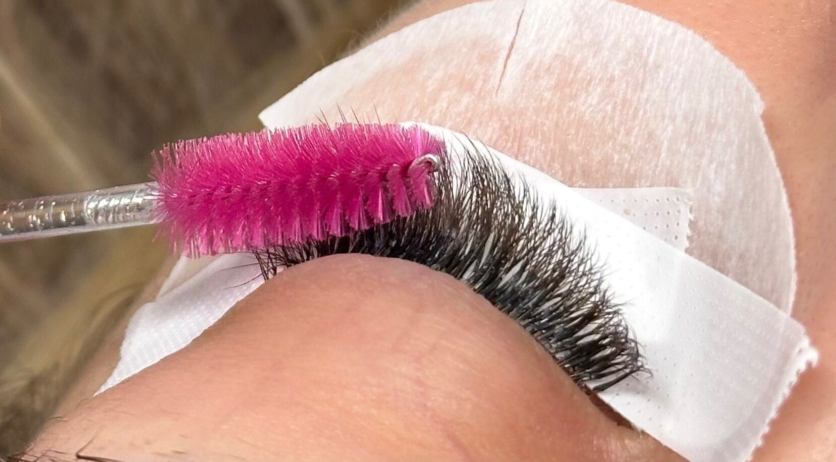 Application de cils à Jeanne, Amiens, Hauts-de-France, FR. Extension des cils pour un regard sublime.