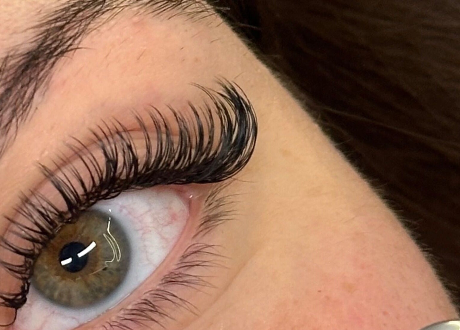 Extension de cils haute qualité à Jeanne, Amiens, Hauts-de-France, FR, offrant un regard élégant et soigné.