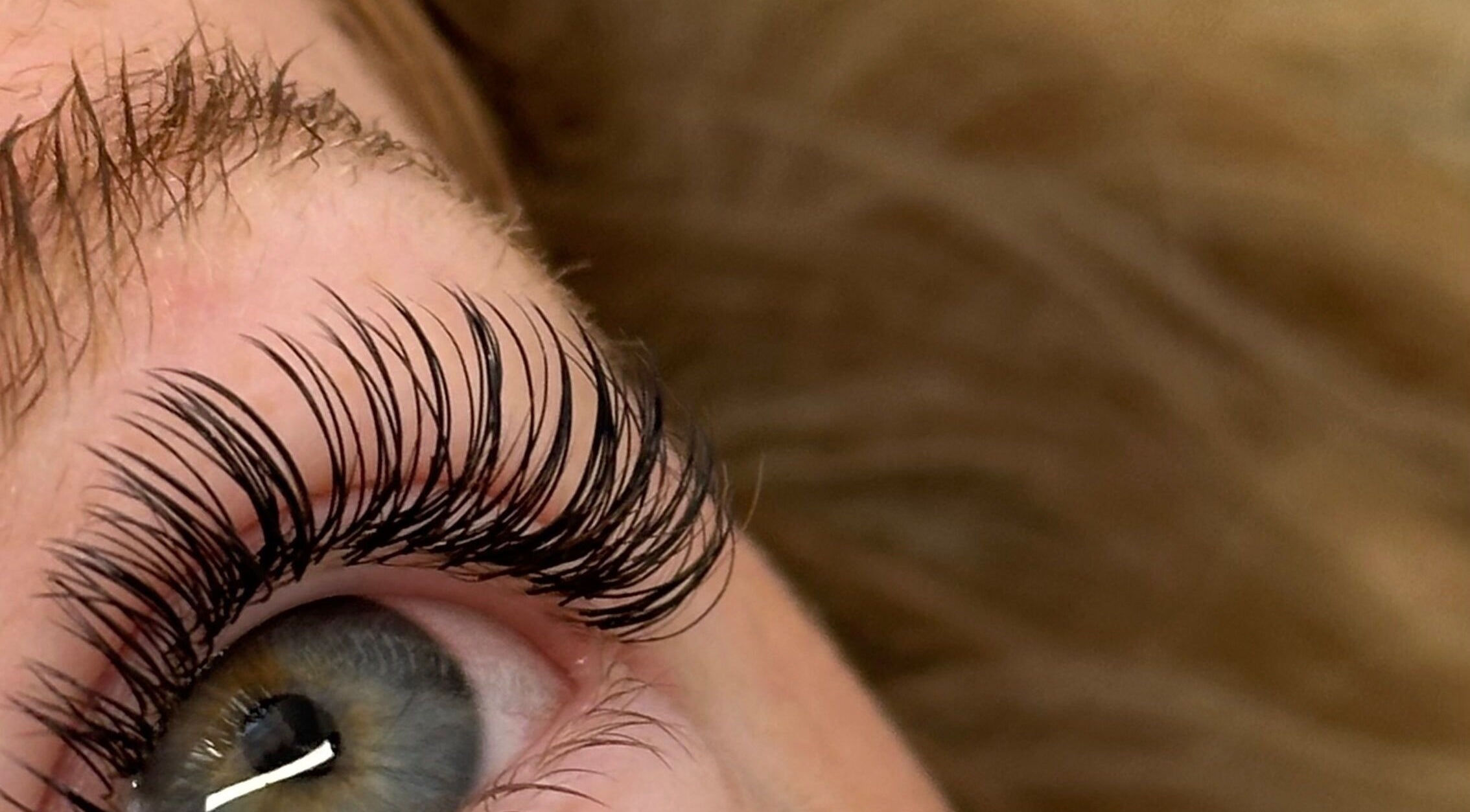 Extension de cils à Jeanne, Amiens, Hauts-de-france, FR, mettant en valeur des cils longs et volumineux.