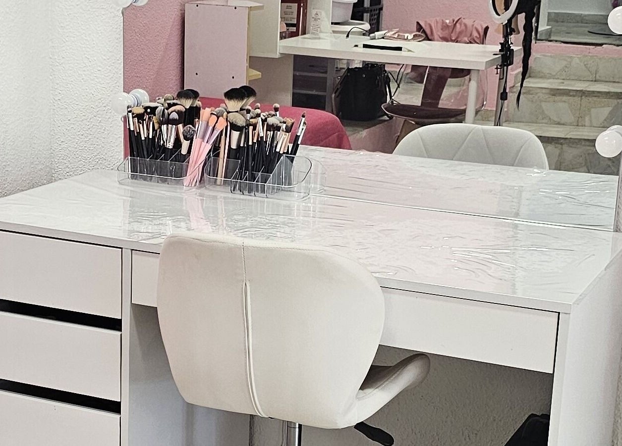 Tocador moderno en CENTRO DE BELLEZA PIFFERRER, Alcalá De Henares, Comunidad De Madrid, ES.