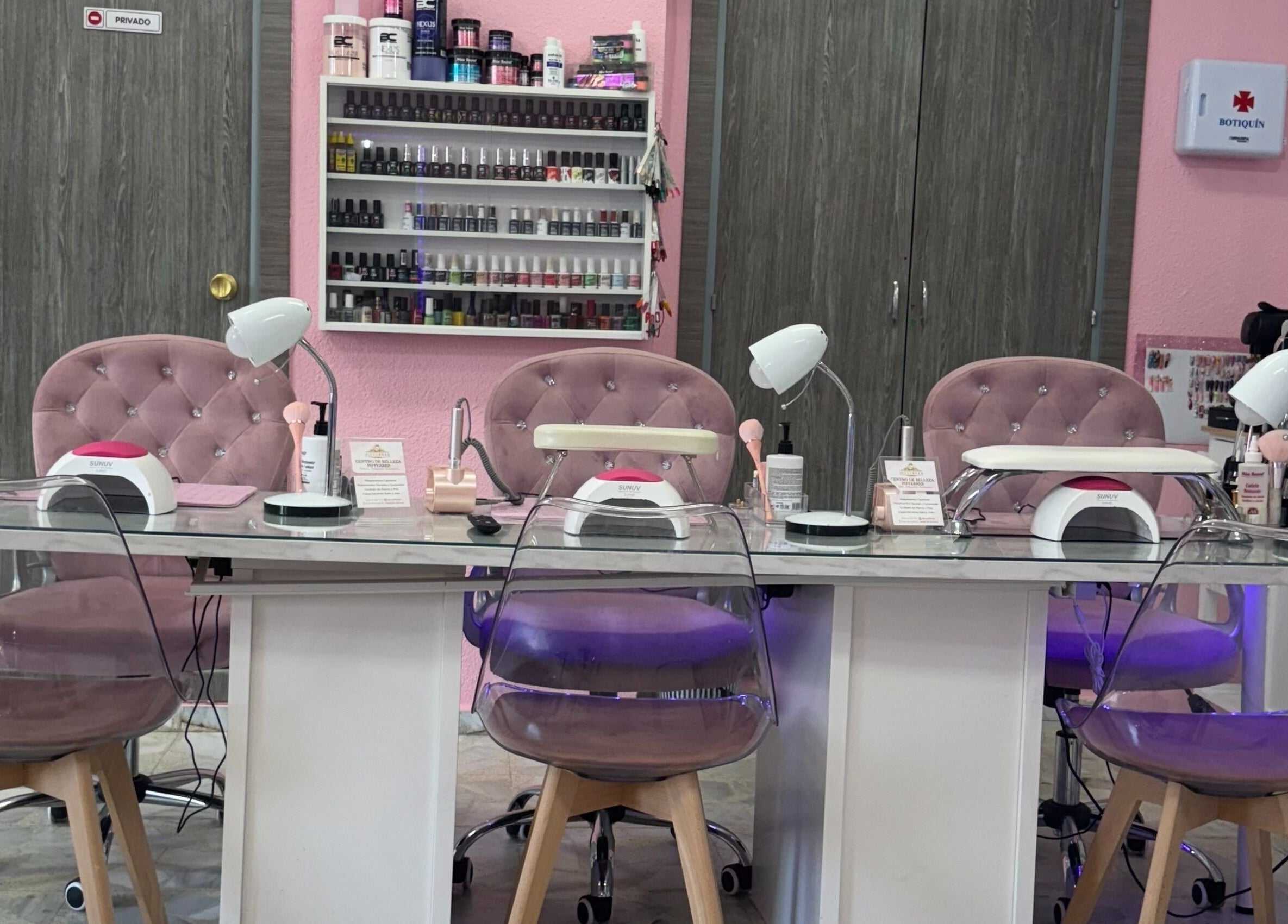 Mesa de manicura en Centro De Belleza Pifferrer, Alcalá De Henares, Comunidad De Madrid, ES, con sillas rosas.