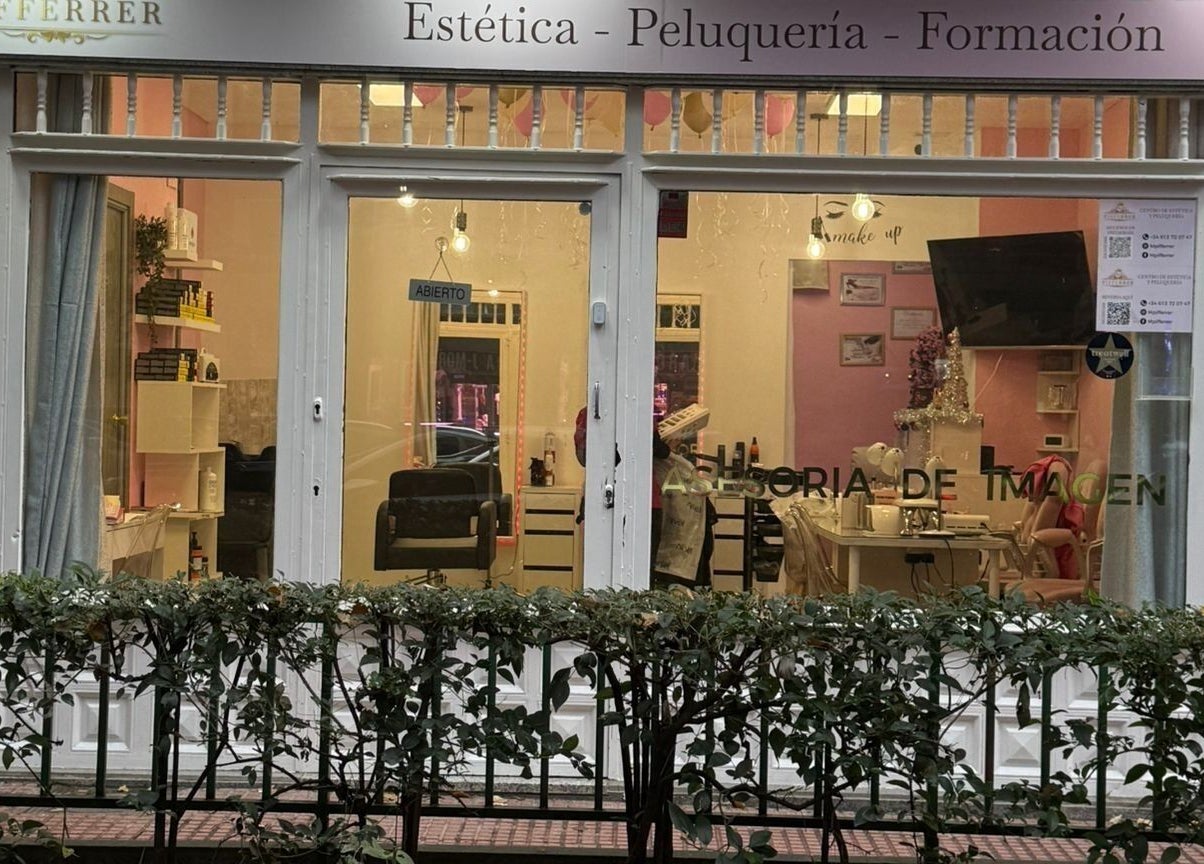 Fachada de Centro De Belleza Pifferrer en Alcalá De Henares, Comunidad De Madrid, ES, mostrando interior acogedor.