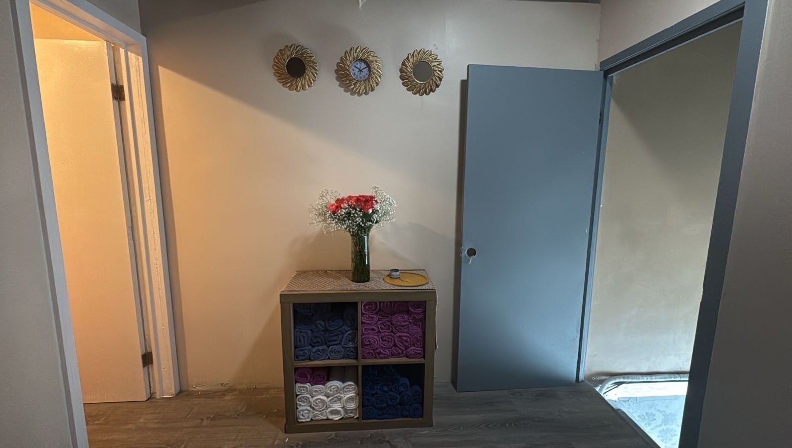 Entrada serena en Zen DAI spa y massage, Tijuana, Baja California, MX, con toallas y flores.