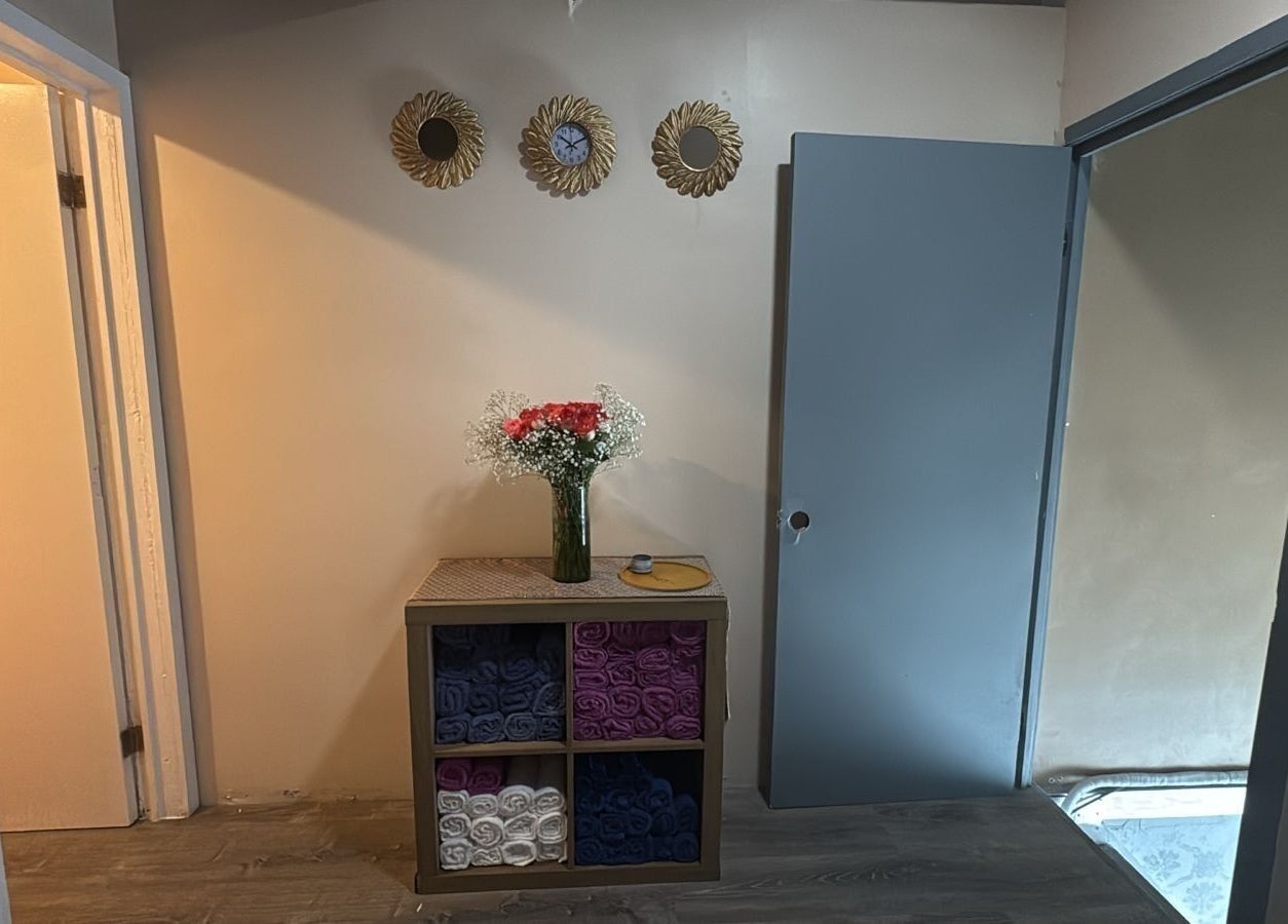 Entrada serena en Zen DAI spa y massage, Tijuana, Baja California, MX, con toallas y flores.