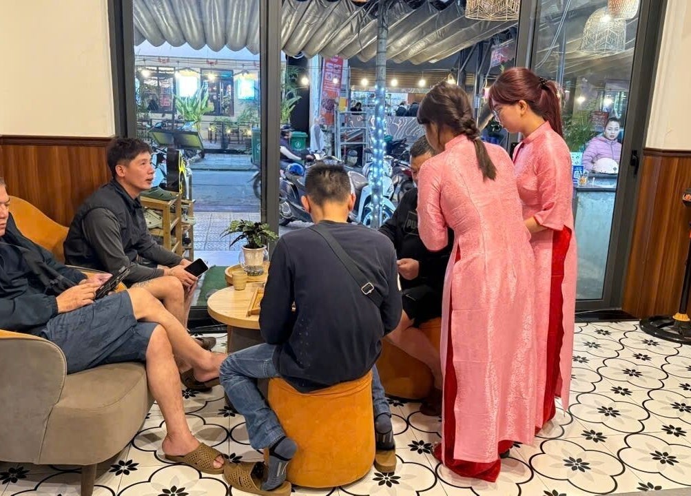 Guests relaxing in Chill Out Spa & Massage, Đà Nẵng, VN, enjoying a welcoming atmosphere with attentive staff.