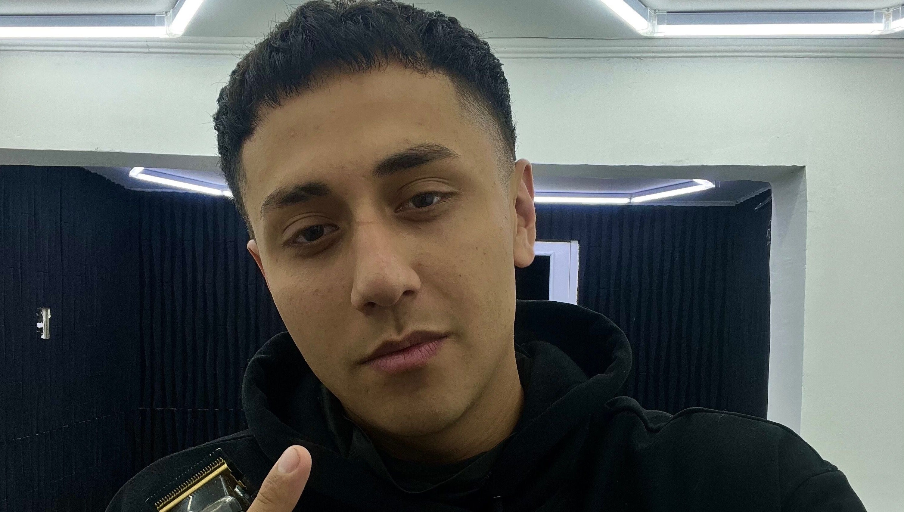 Hombre en Drako Barber Studio, La Florida. Corta de cabello estilo moderno en ambiente profesional.