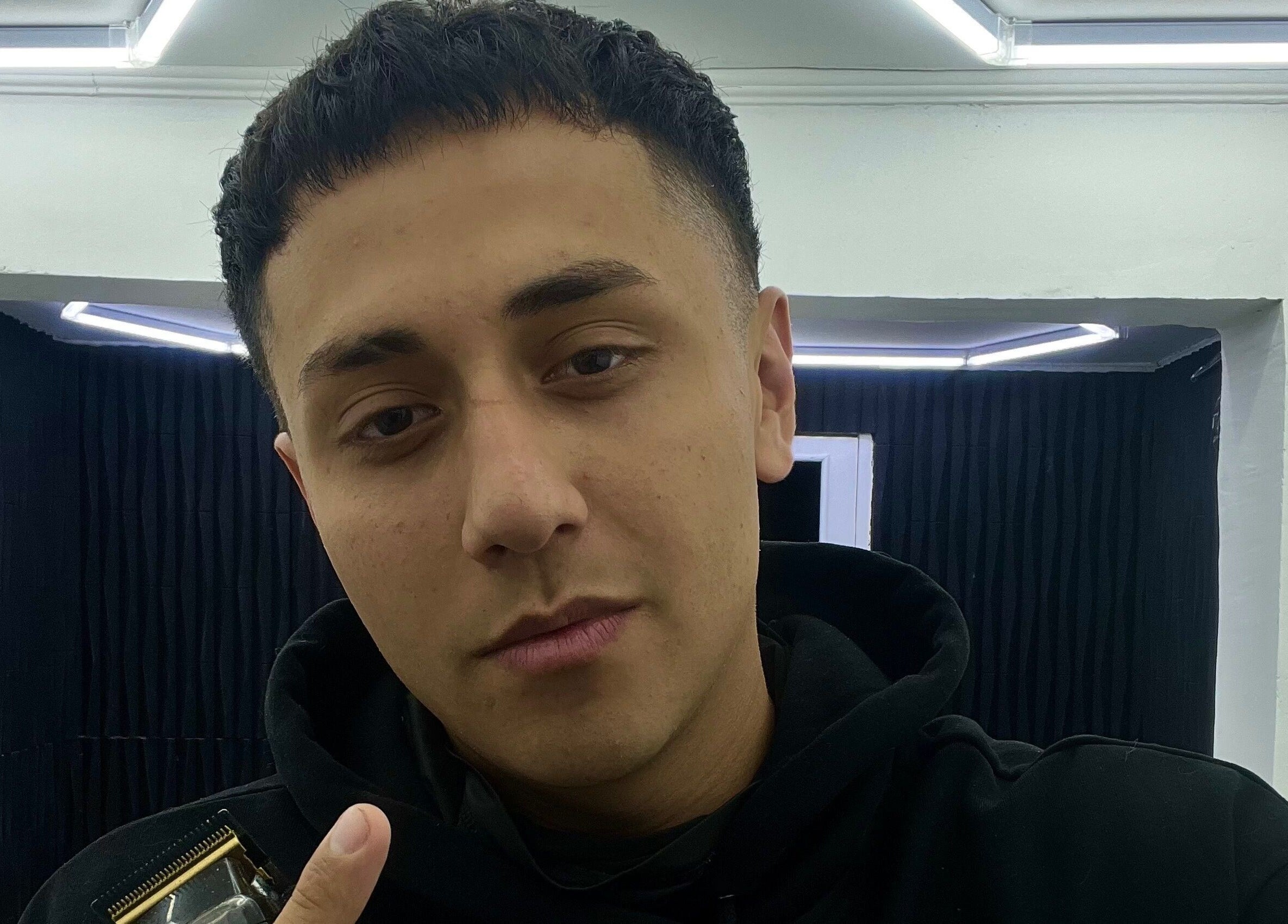 Hombre en Drako Barber Studio, La Florida. Corta de cabello estilo moderno en ambiente profesional.