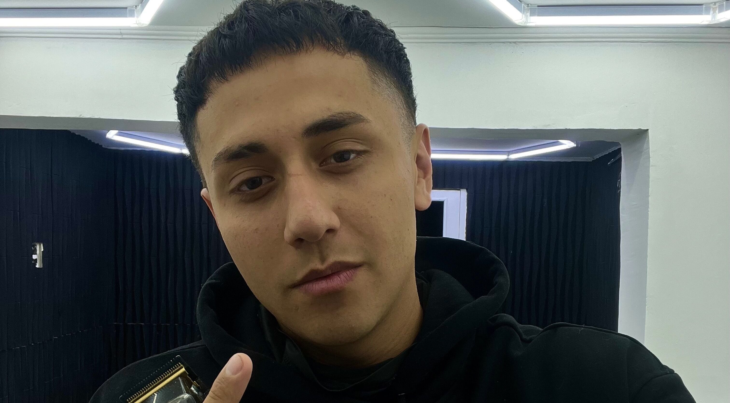 Hombre en Drako Barber Studio, La Florida. Corta de cabello estilo moderno en ambiente profesional.