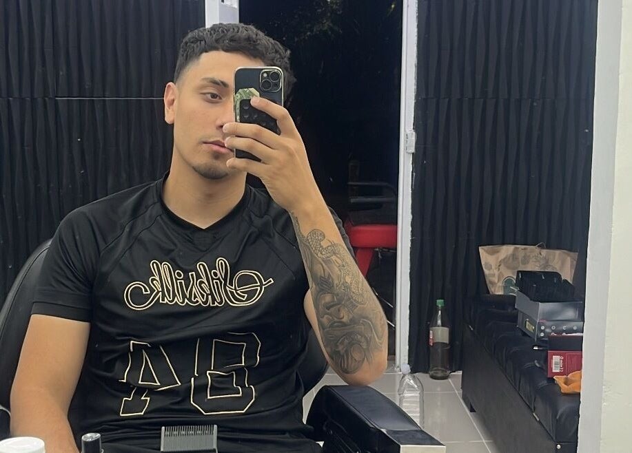 Cliente en Drako Barber Studio, La Florida, Región Metropolitana, CL, disfrutando de su corte moderno.